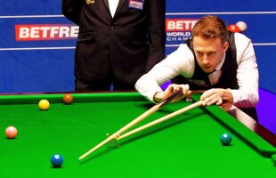 Judd Trump, victorie electrizantă în primul tur la CM de snooker: break decisiv început cu o bilă roșie cu manta la mijloc! + îl așteaptă un derby în turul secund