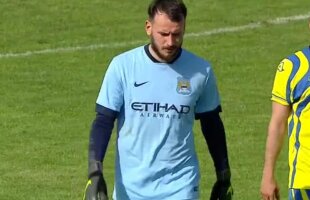 FOTO Rapidul a întâlnit astăzi portarul lui Manchester City :) » Echipamentul n-a ținut loc și de talent și goalkeeperul a fost înlocuit în minutul 50