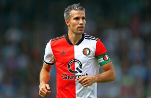 ROBIN VAN PERSIE S-A RETRAS // FOTO + VIDEO Mesajul de adio al olandezului + a fost aplaudat la scenă deschisă de adversari