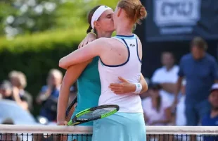 VIDEO Alison Van Uytvanck și Greet Minnen s-au sărutat peste fileu la finalul meciului de la Karlsruhe