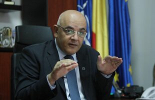 Raed Arafat susține că n-a știut de filmul ascuns, dar folosește fotografiile făcute de același pompier operator de la Colectiv când predă „Managementul Dezastrelor” la Facultatea de Geografie!