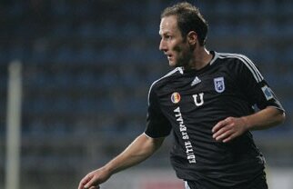 "Alo? Să nu-i dai drumul lui Dorel!”