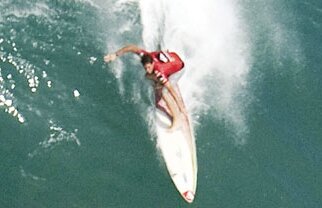 28 de curajoşi s-au luptat cu valuri de 15 metri în Hawaii!