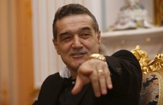 Gigi Becali ţine jucătorii la palat! "Le tai raţia de «păsărică» şi le pun recepţioner!"