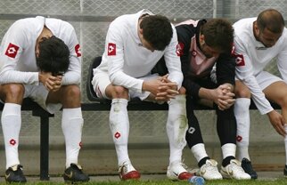 Dragomir: "Reduceţi salariile!", Sandu: "Faceţi grevă!"