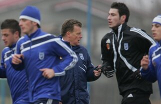 Sfatul oltenilor pentru Wotte: "Să n-asculţi de Mititelu!"