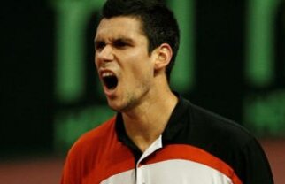Hănescu cade în trei seturi sub magia lui Federer