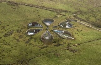 Gary Neville îşi face o casă-buncăr de 8 milioane de lire. Vezi cum arată construcţia!