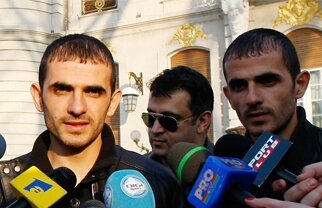 Furtuna şi turbulenţele i-au speriat groaznic pe fraţii Karamian