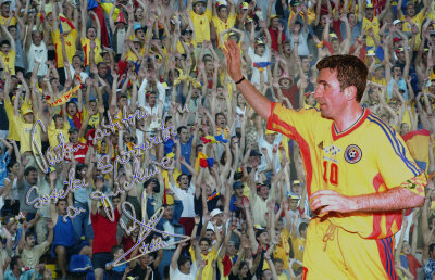 Downloadează un wallpaper cu autograful lui Gică Hagi!