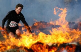 TOUGH GUY! Cel mai dificil concurs din lume! Foc, noroi, apă îngheţată şi sîrmă ghimpată!
