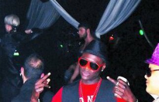 N'Doye s-a enervat pe paparazzii care l-au pozat în club