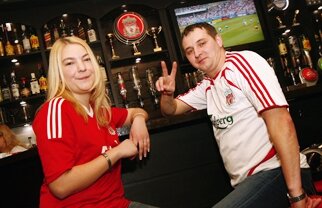 Doi fani români ai lui Liverpool fac nunta pe Anfield