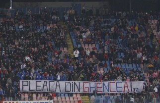 Banner la tribuna a doua: "Pleacă din Ghencea!"