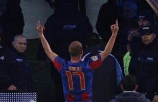 Baciu i-a scos din minţi pe suporterii Stelei după ce le-a arătat semne obscene!