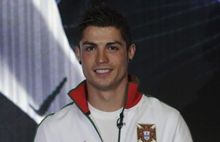 Cristiano Ronaldo e răsfăţat de Nike » Trage cu flacăra violetă
