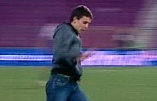 Un suporter timişorean a intrat pe teren şi a înscris în poarta ieşenilor!