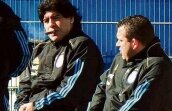 Maradona fumează la antrenament