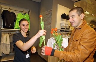 FOTO / Dinamoviştii au dat flori de Ziua Femeii:)