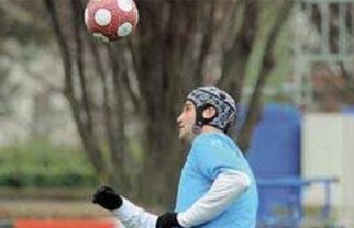 FOTO EXCLUSIV / Chivu loveşte mingea cu casca!