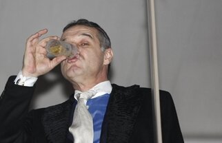 Becali s-a îmbrăcat ca la meciurile Stelei din Champions League