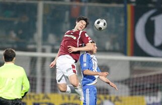 Suporterii rapidişti i-au bombardat pe jucători la finalul partidei cu Craiova!