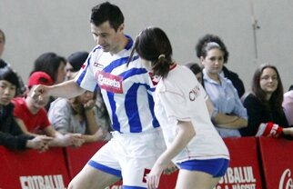 Miu, Răducan, Prunea şi Grădinescu au jucat fotbal-spectacol cu puştii de la "Haşdeu" » Puştoaice în careu!
