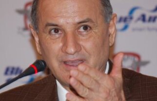 Copos: "Andone are obligaţia să-i calce pe jucători pe gleznă"