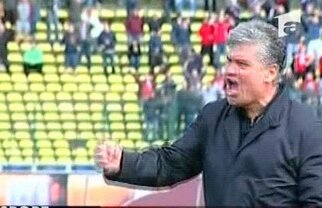 Vezi cum a trăit Andone primul său meci pe banca Rapidului!