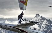 VIDEO / Incredibil! Un austriac a trecut de pe un planor pe altul la peste 2.000 de metri!