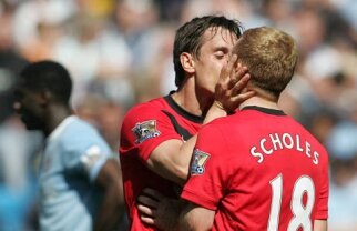 United cîştigă derbyul şi mai speră la titlu! Vezi cum i-a mulţumit Neville lui Scholes!
