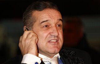 Gigi a dat bir cu fugiţii după doar o treime din meci » Interviul de pe liniile de tramvai :)