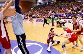 În sala "Traian", un meci de handbal ține cîteva ore » Vîlcea Maxima