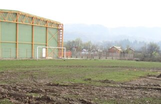 Ce circ! Află cum se distrug o bază sportivă şi un teren de fotbal ca să devină bune de "imobiliare"!