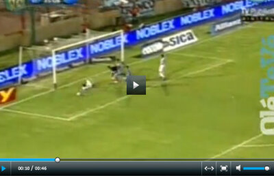 VIDEO / Ratare uluitoare în Argentina » A căzut pe minge la doi metri de poarta goală