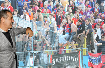 Becali învrăjbeşte suporterii Stelei