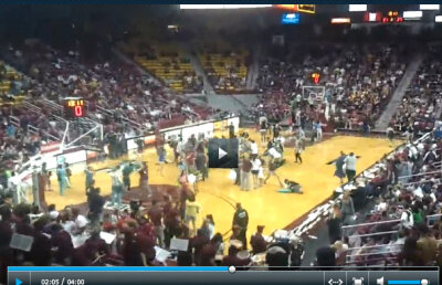 VIDEO / Bătaie cu perne în pauza unui meci de baschet din SUA