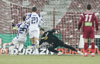 VIDEO / Marius Avram a dictat două penalty-uri în două minute » E corectă decizia?