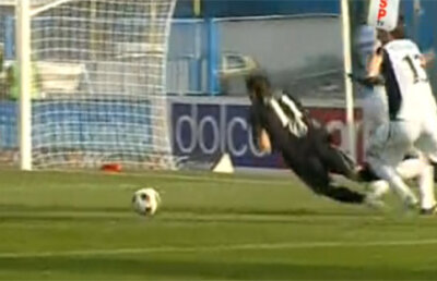 VIDEO / Tigoianu cade în careu, dar primeşte "galben" pentru simulare