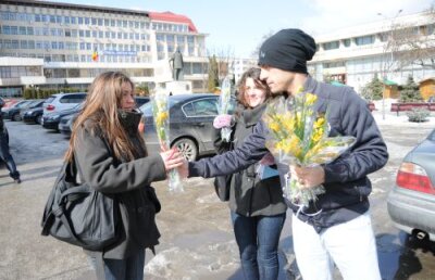 Hizo a împărţit flori vasluiencelor: "Le-am făcut cadou victoria contra Clujului"