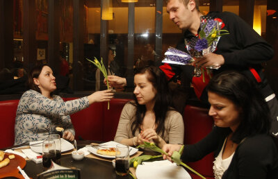 Dinamo s-a împărţit în patru să ofere flori fetelor!