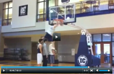 VIDEO / Super tare » A dat slam dunk peste 3 oameni!