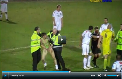 VIDEO / Un fotbalist a fost eliminat pentru că a trîntit un exhibiţionist intrat pe teren :)