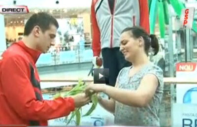 VIDEO / Jucătorii de la Dinamo, Timişoara şi FC Vaslui au împărţit flori femeilor cu ocazia zilei de 8 Martie