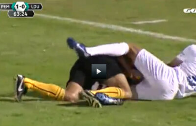 VIDEO / Fault demn de filmele XXX » Un jucător şi-a apucat adversarul de penis! :)