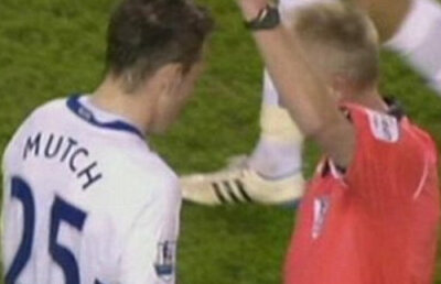 Un arbitru englez a arătat primul cartonaş invizibil! :D