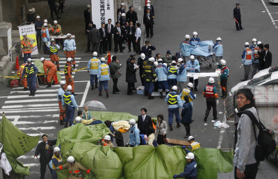 Takayuki: "Mă uit la televizor şi sînt şocat de acest cutremur! Nu-mi vine să cred!"