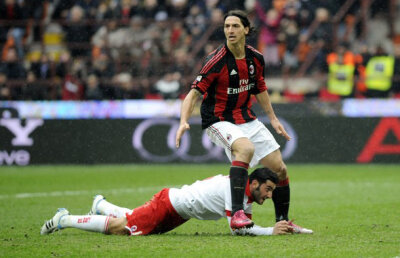 Ibra, pe urmele lui Chivu. I-a dat şi el un pumn lui Rossi :)