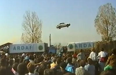 VIDEO » Cascadorie eşuată cu Dacia 1310 în faţa a 50.000 de oameni