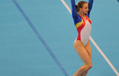 Românii luptă azi pentru medalii la aparate » Toţi în finale